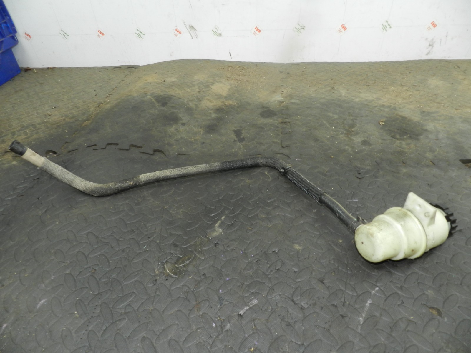172. 2011 JEEP GRAND CHEROKEE MK4 WK2. POWER STEERING BOTTLE + PIPE