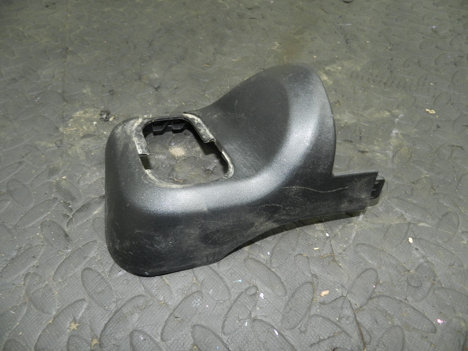 172. 2011 JEEP GRAND CHEROKEE MK4 WK2. PLASTIC TRIM PANEL SEAT COVER - Image 3