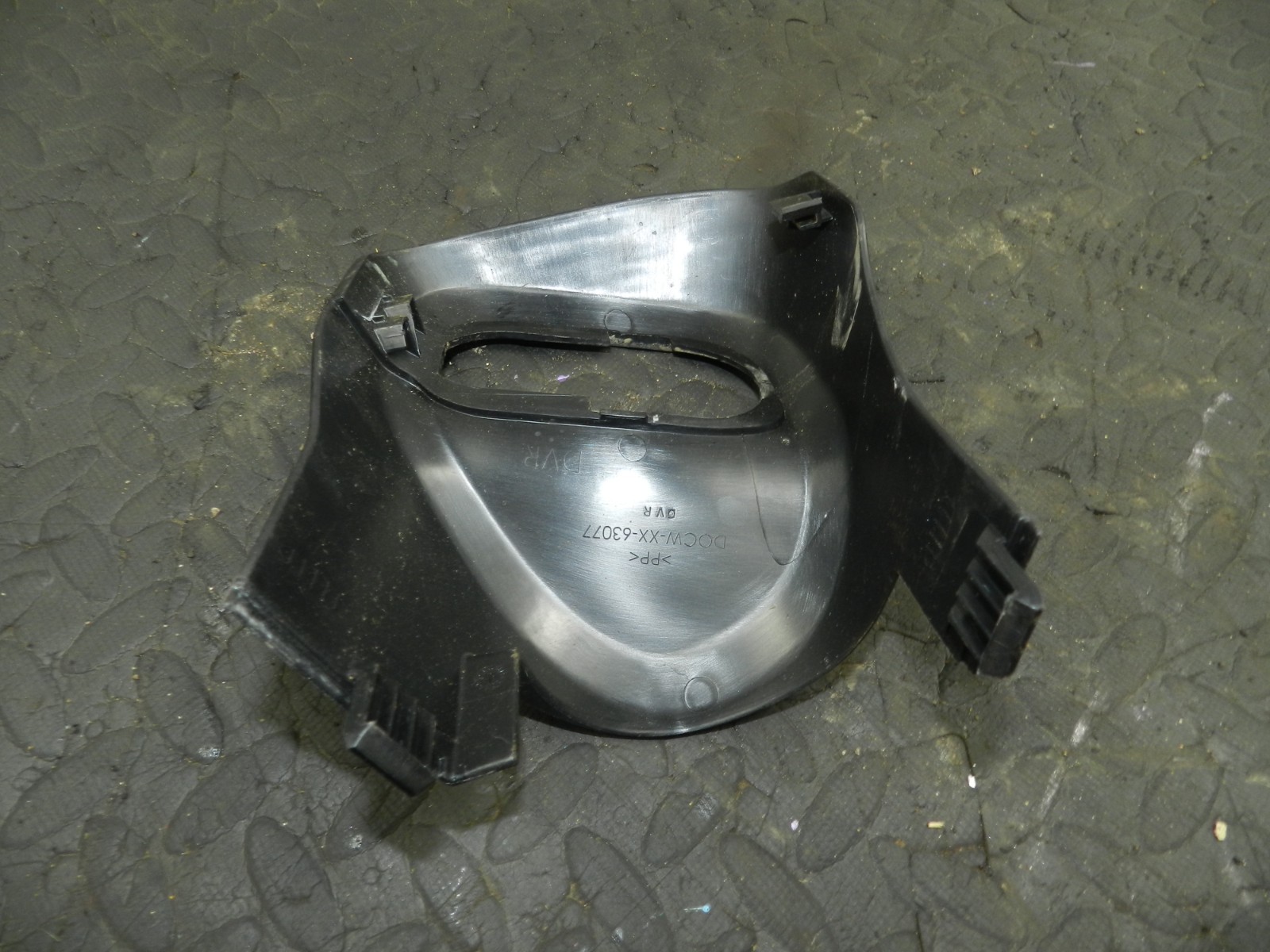 172. 2011 JEEP GRAND CHEROKEE MK4 WK2. PLASTIC TRIM PANEL SEAT COVER - Image 4