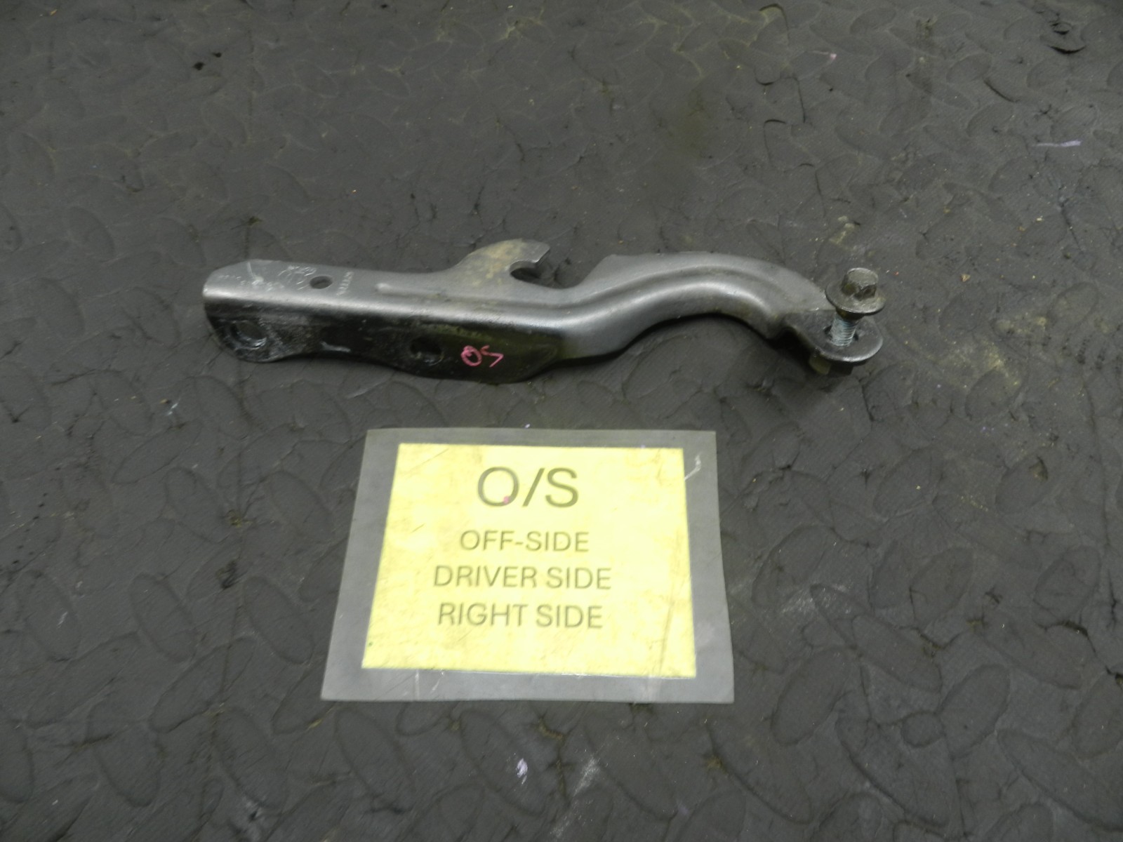 172. 2011 JEEP GRAND CHEROKEE MK4 WK2. DRIVER SIDE BONNET HINGE