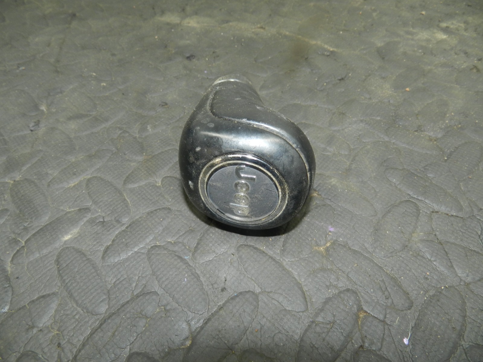 172. 2011 JEEP GRAND CHEROKEE MK4 WK2. GEAR KNOB AUTOMATIC