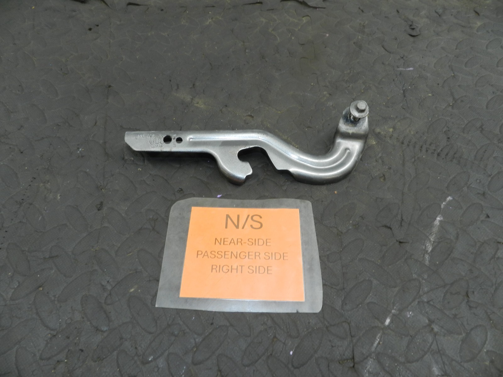 172. 2011 JEEP GRAND CHEROKEE MK4 WK2. PASSENGER SIDE BONNET HINGE