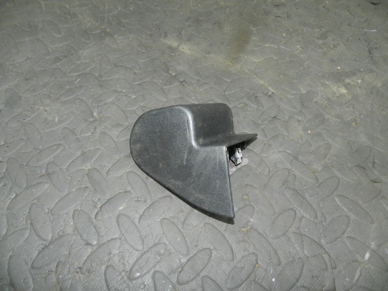 172. 2011 JEEP GRAND CHEROKEE MK4 WK2. SEAT PLASTIC TRIM