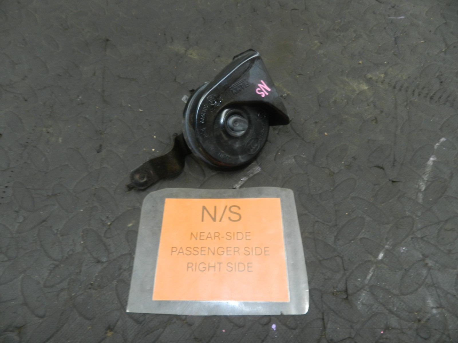 172. 2011 JEEP GRAND CHEROKEE MK4 WK2. PASSENGER SIDE HORN