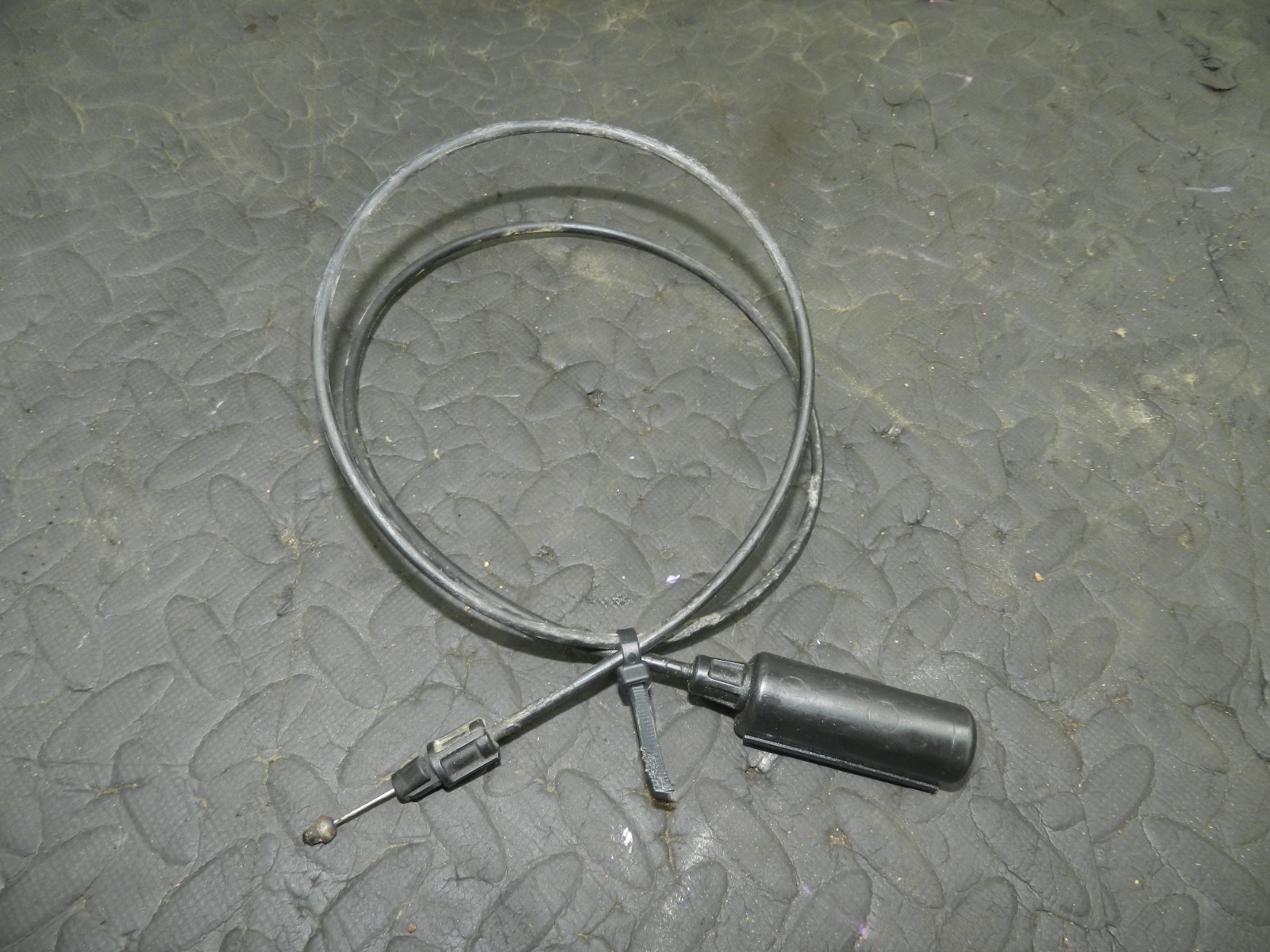 172. 2011 JEEP GRAND CHEROKEE MK4 WK2. BONNET RELEASE CABLE