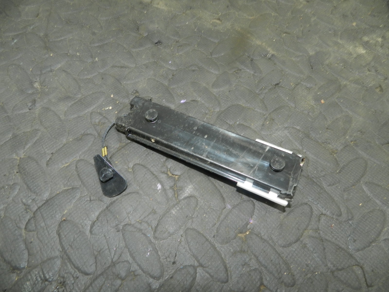 172. 2011 JEEP GRAND CHEROKEE MK4 WK2. GLOVE BOX SLOW RELEASE DAMPER
