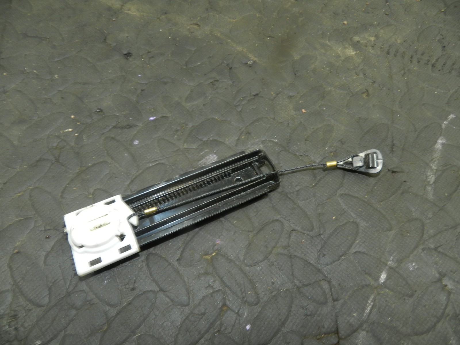 172. 2011 JEEP GRAND CHEROKEE MK4 WK2. GLOVE BOX SLOW RELEASE DAMPER - Image 2