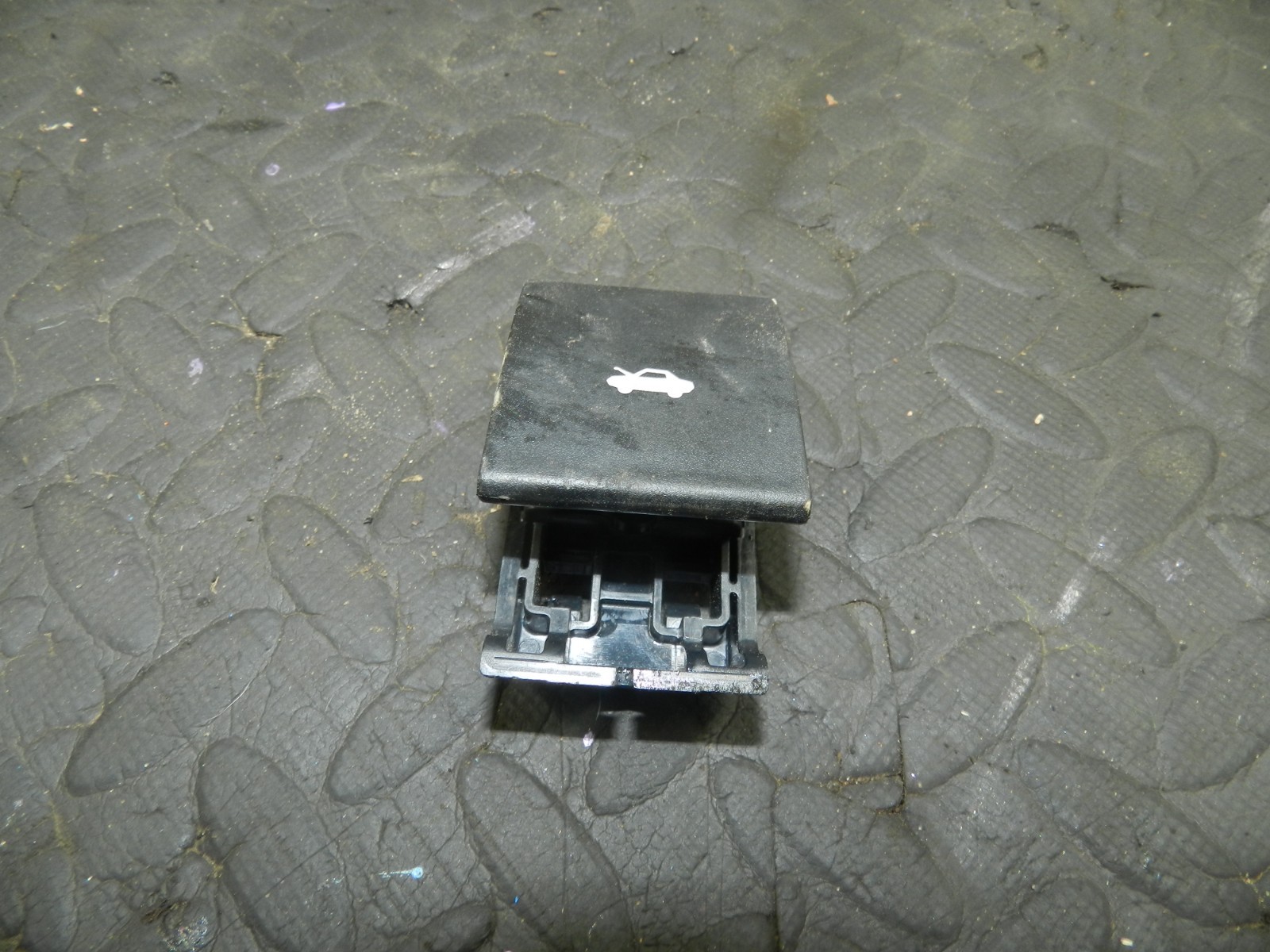 172. 2011 JEEP GRAND CHEROKEE MK4 WK2. BONNET RELEASE HANDLE