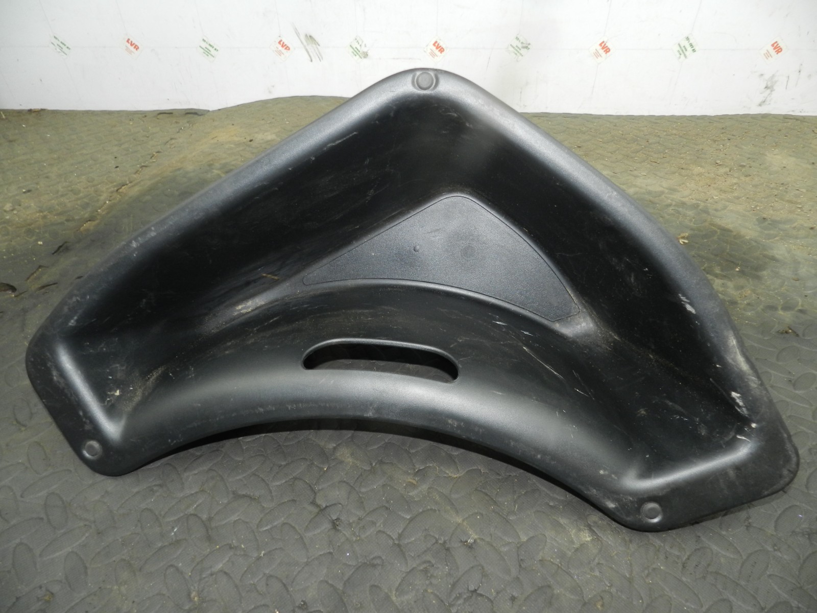 172. 2011 JEEP GRAND CHEROKEE MK4 WK2. STORAGE POCKET CUBBY HOLE