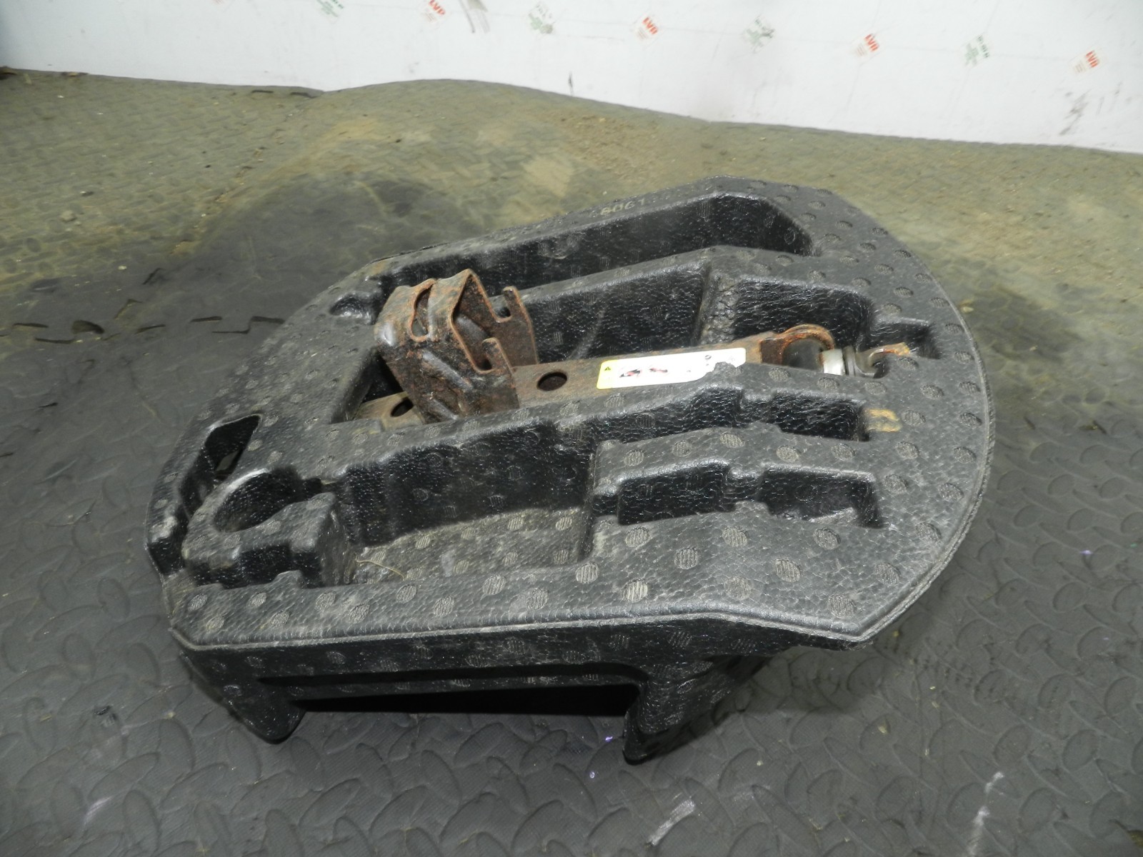 172. 2011 JEEP GRAND CHEROKEE MK4 WK2. EMERGENCY TOOLS + HOUSING FOAM