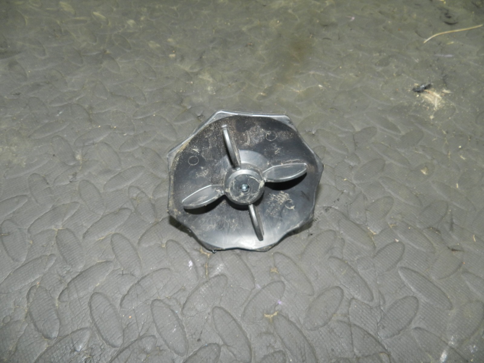 172. 2011 JEEP GRAND CHEROKEE MK4 WK2. SPARE WHEEL TIE DOWN BENCH