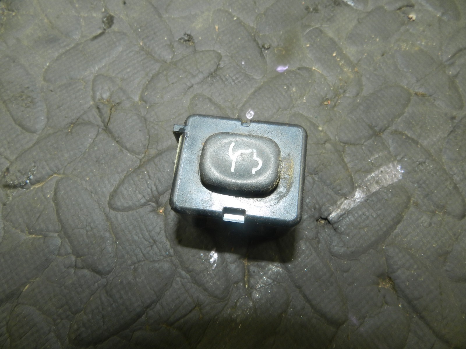 172. 2011 JEEP GRAND CHEROKEE MK4 WK2. BOOT OPEN BUTTON