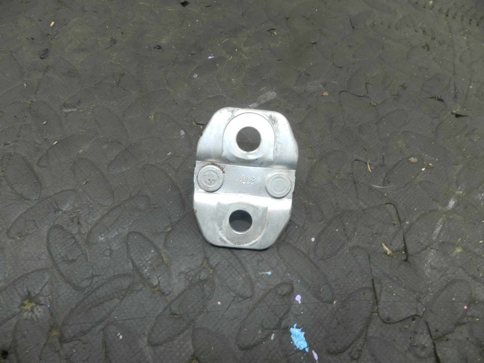 172. 2011 JEEP GRAND CHEROKEE MK4 WK2. DOOR STRIKER PLATE