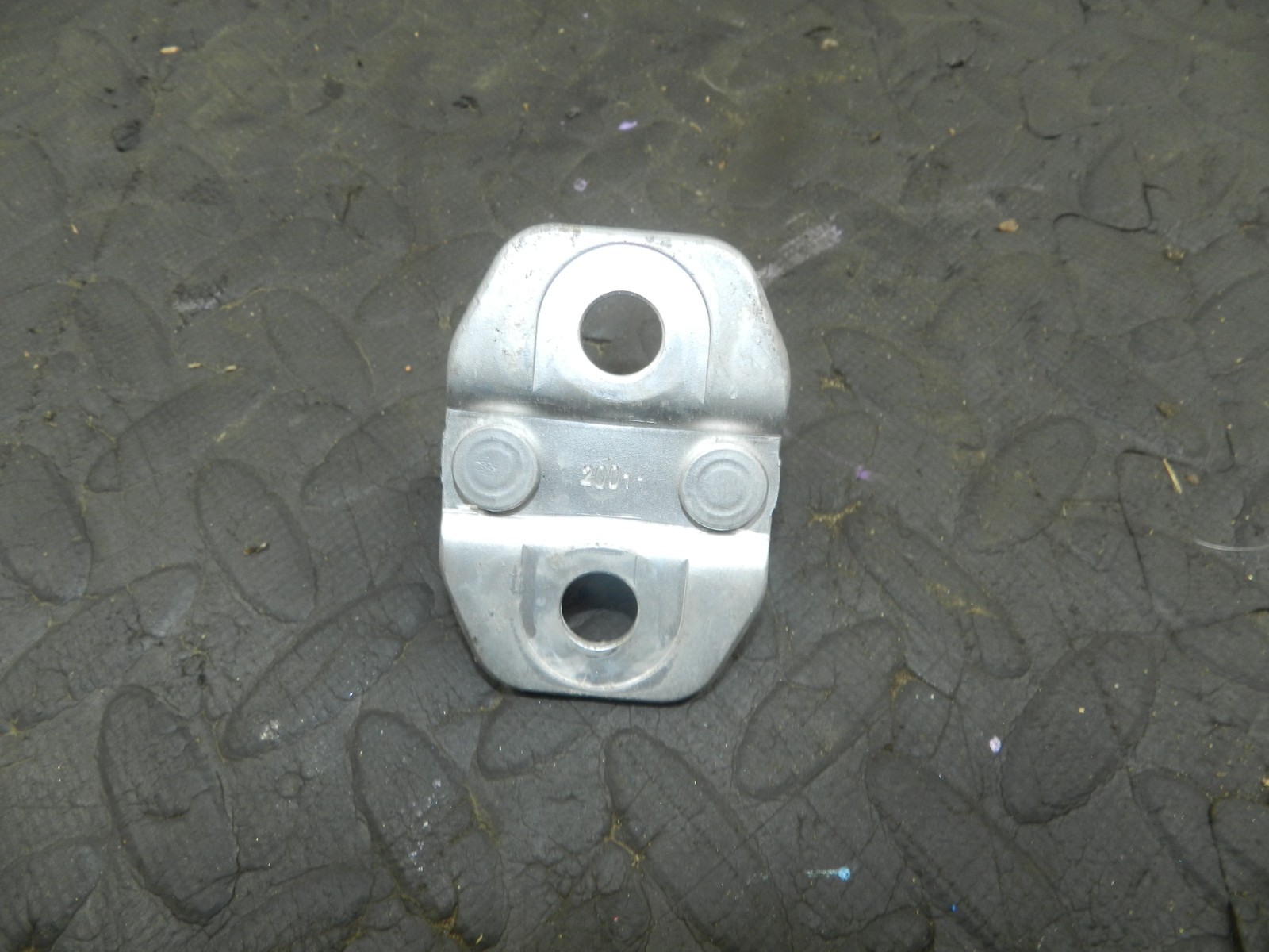 172. 2011 JEEP GRAND CHEROKEE MK4 WK2. DOOR STRIKER PLATE