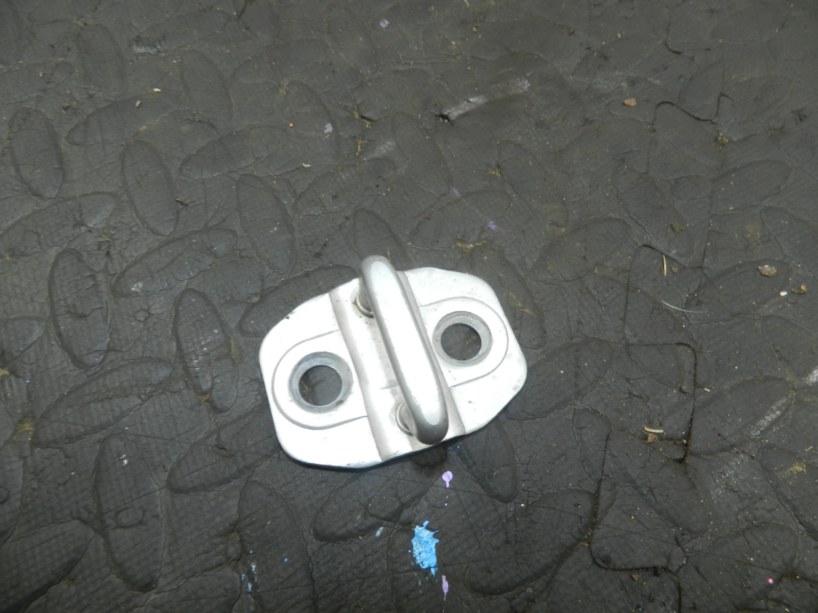 172. 2011 JEEP GRAND CHEROKEE MK4 WK2. DOOR STRIKER PLATE - Image 2