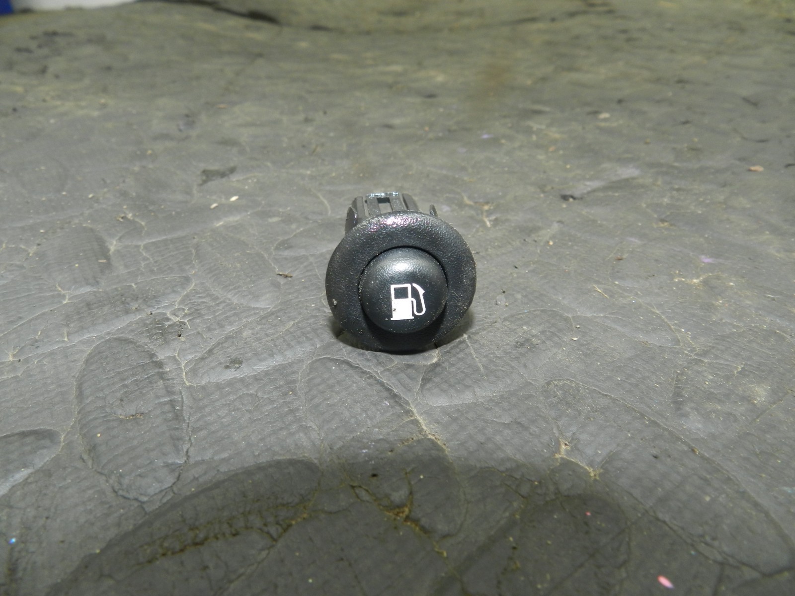 172. 2011 JEEP GRAND CHEROKEE MK4 WK2. FUEL FLAP RELEASE BUTTON