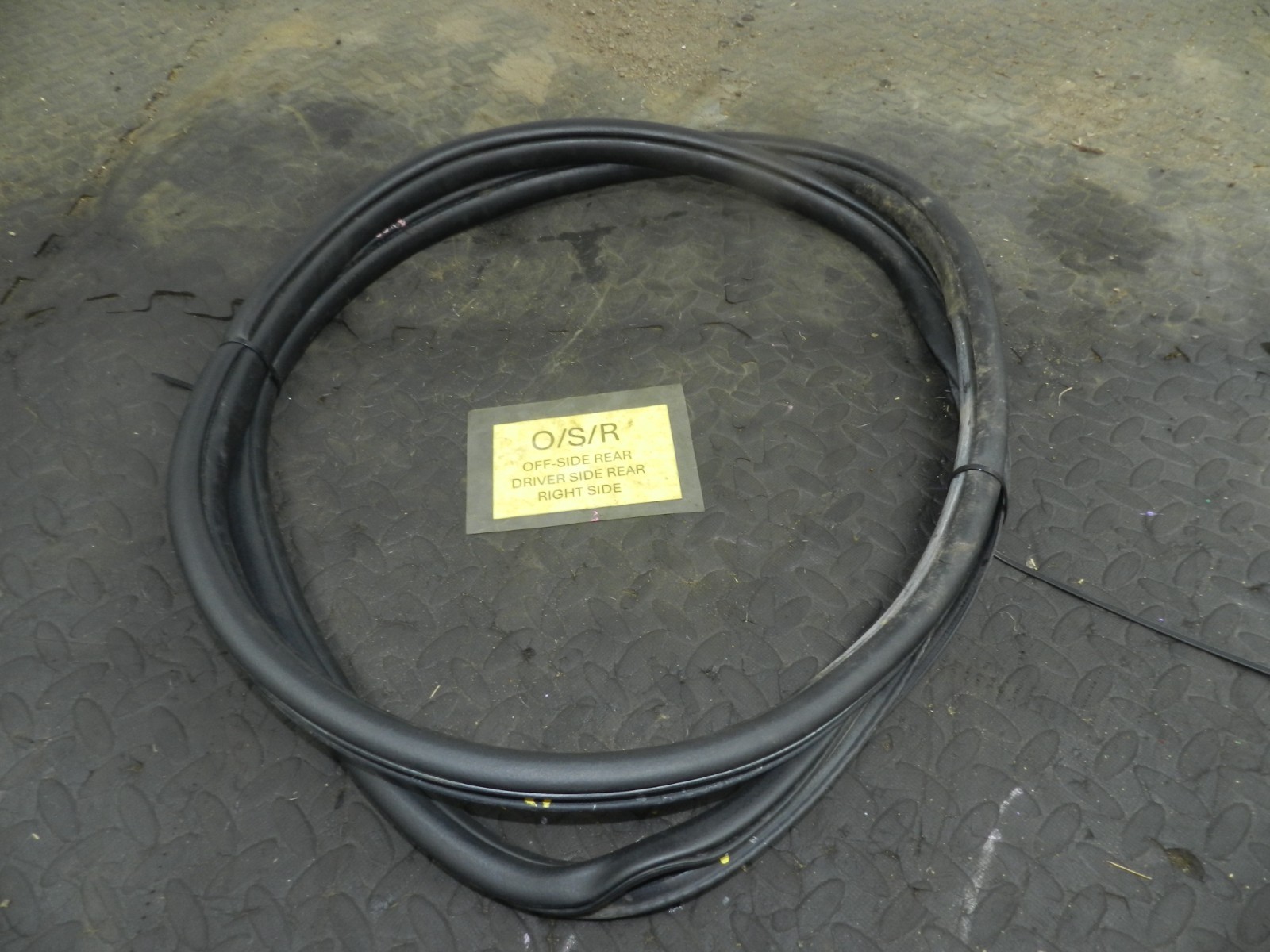 172. 2011 JEEP GRAND CHEROKEE MK4 WK2. DRIVER SIDE REAR DOOR RUBBER WEATHER SEAL