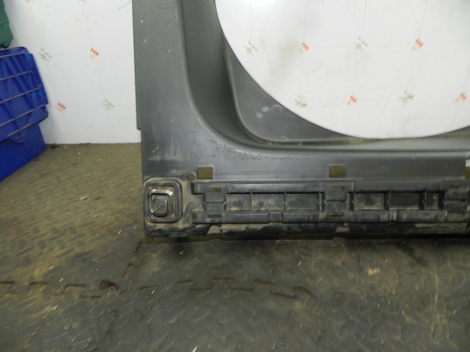 172. 2011 JEEP GRAND CHEROKEE MK4 WK2. BOOT FLOOR HOUSING PLASTIC - Image 4
