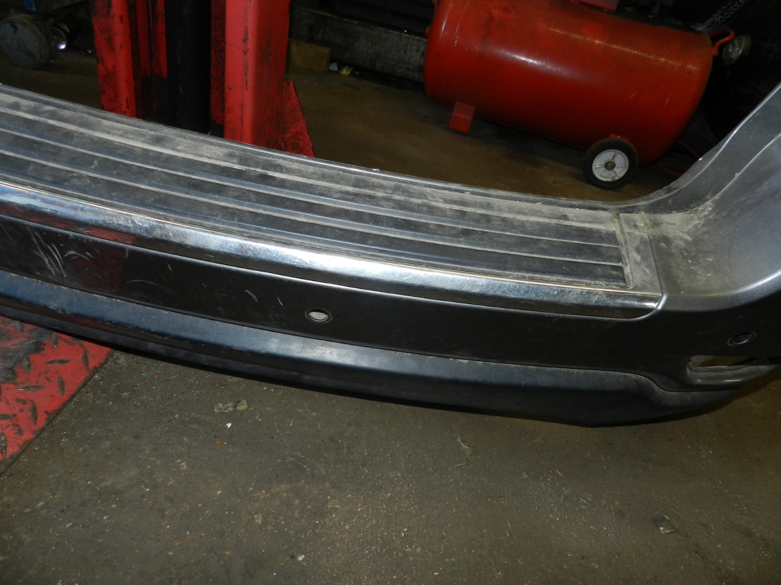 172. 2011 JEEP GRAND CHEROKEE MK4 WK2. REAR BUMPER IN SILVER