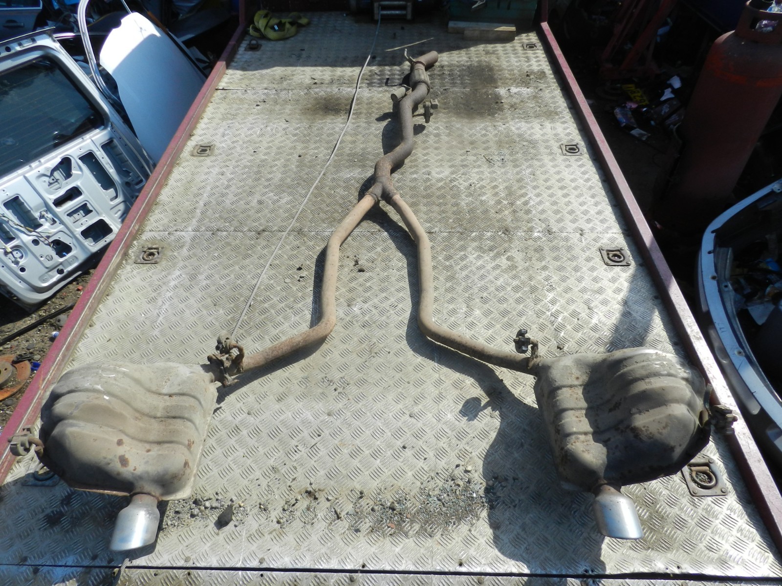 172. 2011 JEEP GRAND CHEROKEE MK4 WK2. EXHAUST MIDDLE AND REAR BOXES PIPES
