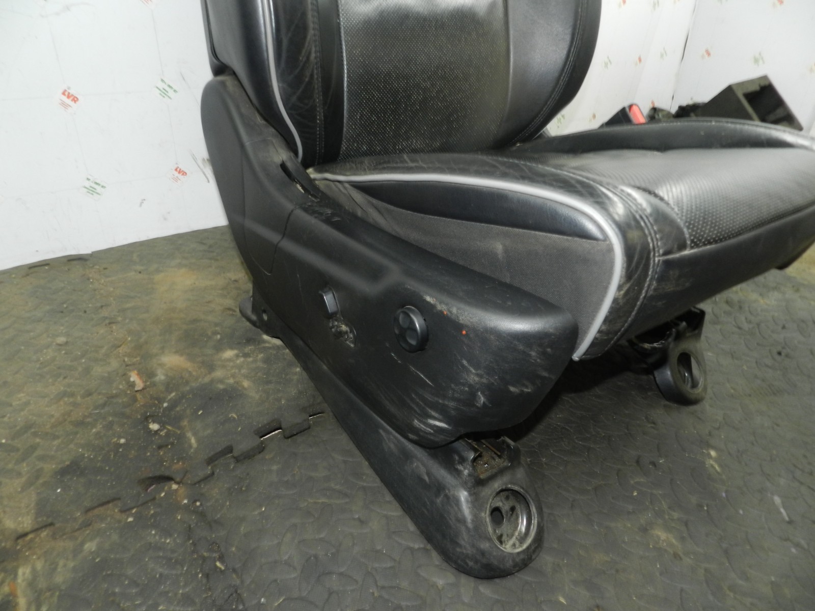 172. 2011 JEEP GRAND CHEROKEE MK4 WK2 DRIVER FRONT HEATED + COOL LEATHER SEAT - Image 3