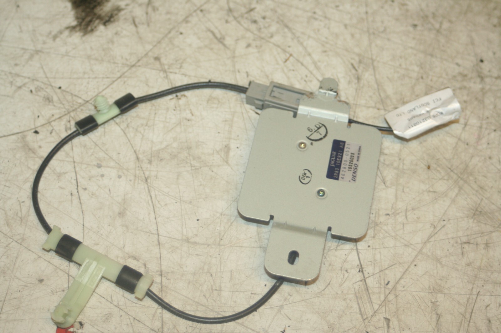 JAGUAR S TYPE. 2R83 10E921 AB SAT NAV ANTENNA
