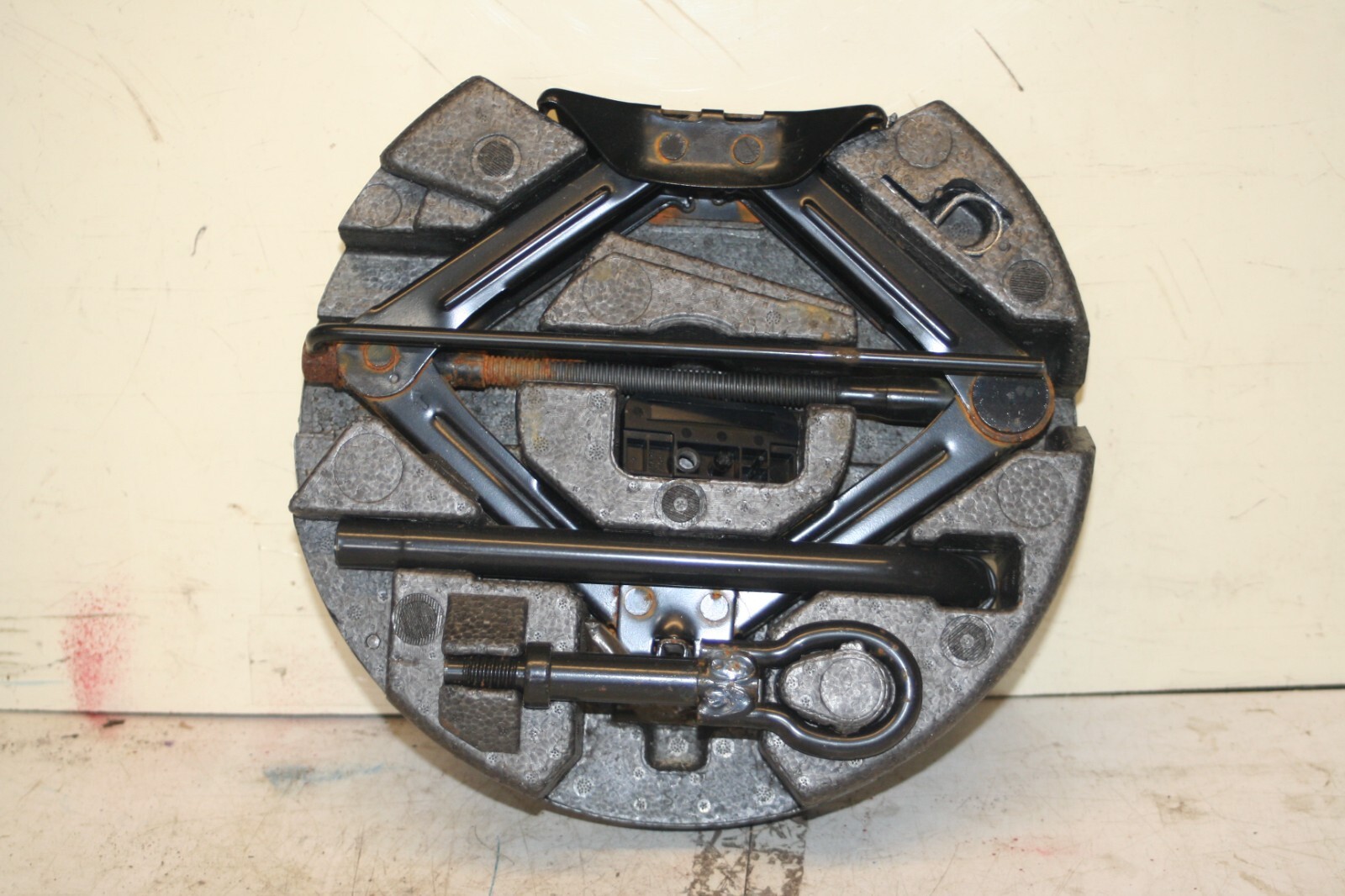 (69) 2014 FORD FOCUS MK3 1.0 ECOBOOST. EMERGENCY TOOLS