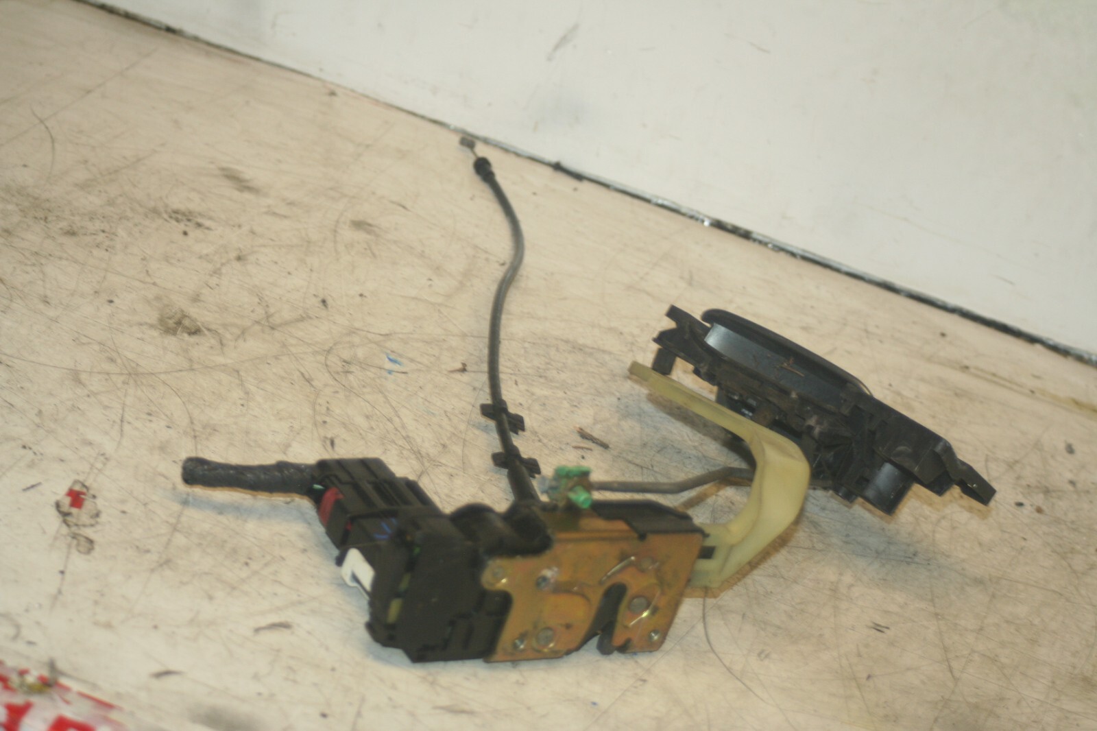 JAGUAR S TYPE. PASSENGER SIDE FRONT DOOR LOCK MOTOR - Image 2