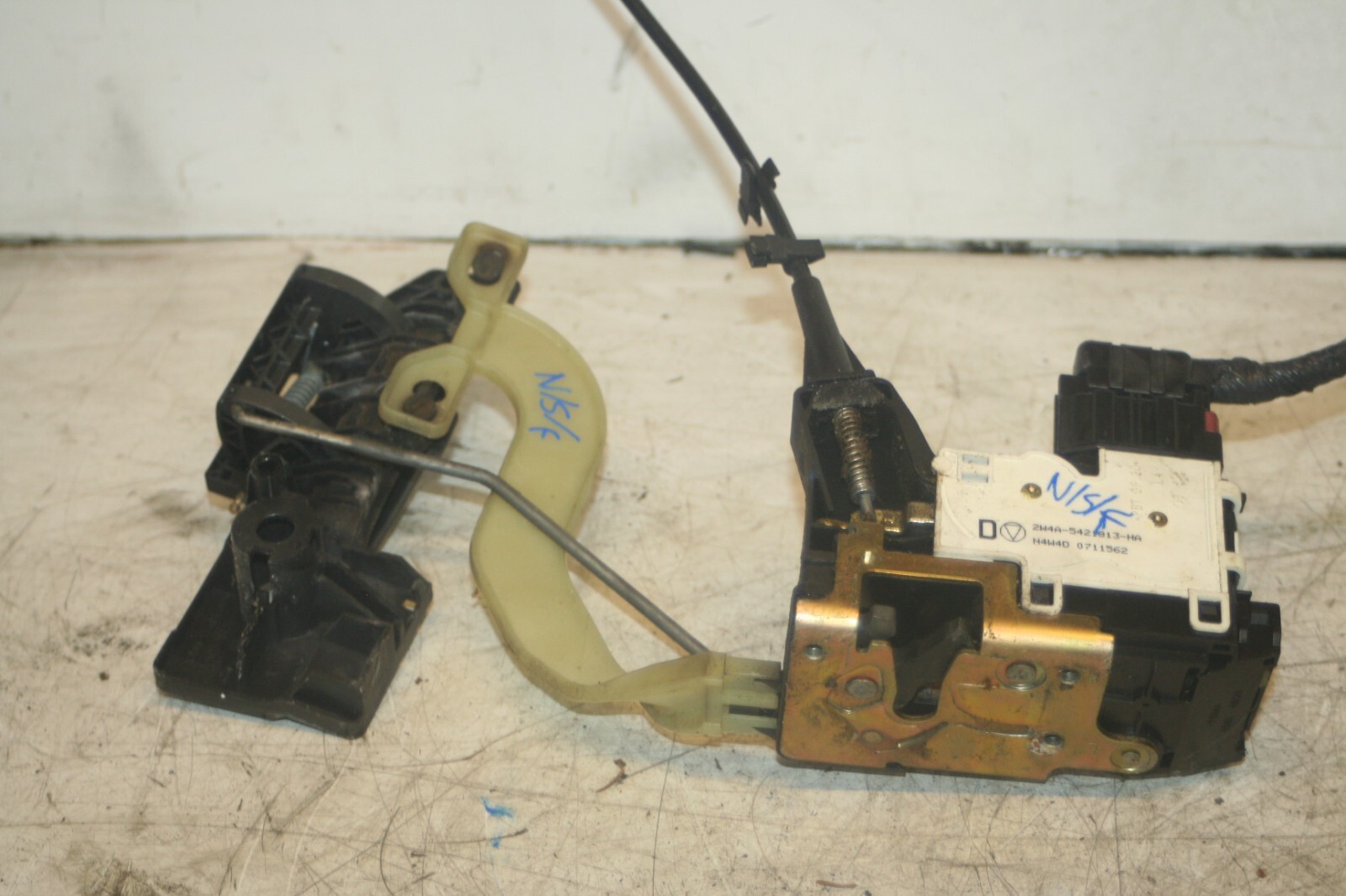 JAGUAR S TYPE. PASSENGER SIDE FRONT DOOR LOCK MOTOR - Image 3
