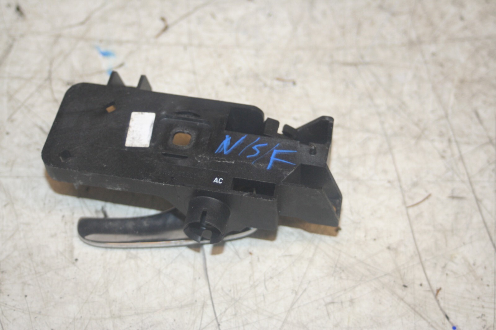 JAGUAR S TYPE. PASSENGER SIDE FRONT INTERIOR DOOR HANDLE - Image 3