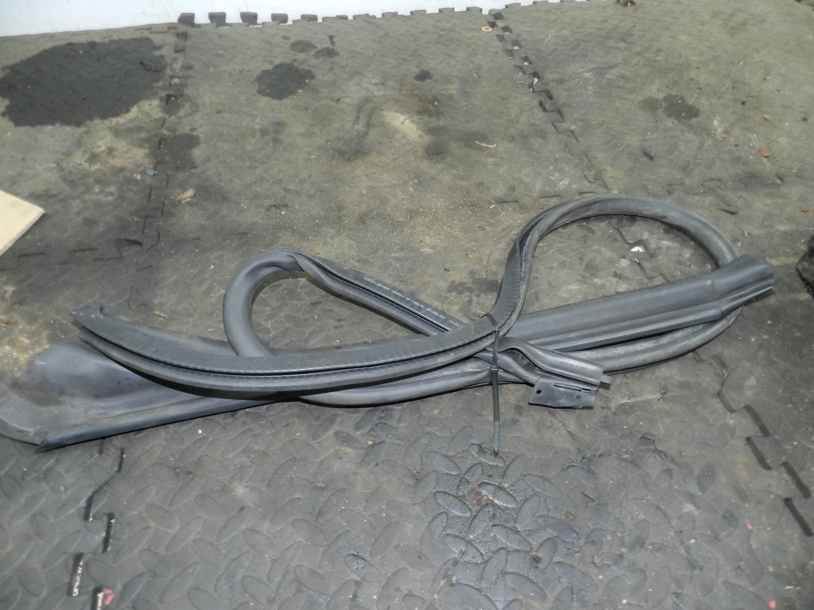 183. 2006 AUDI A4 CONVERTIBLE B7. DRIVER SIDE DOOR RUBBER SEAL
