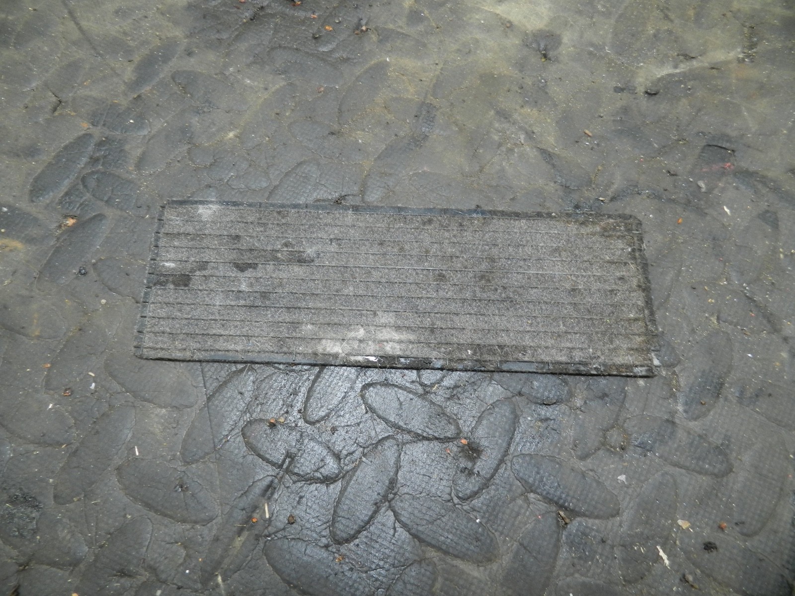 183. 2006 AUDI A4 CONVERTIBLE B7. STORAGE POCKET MAT