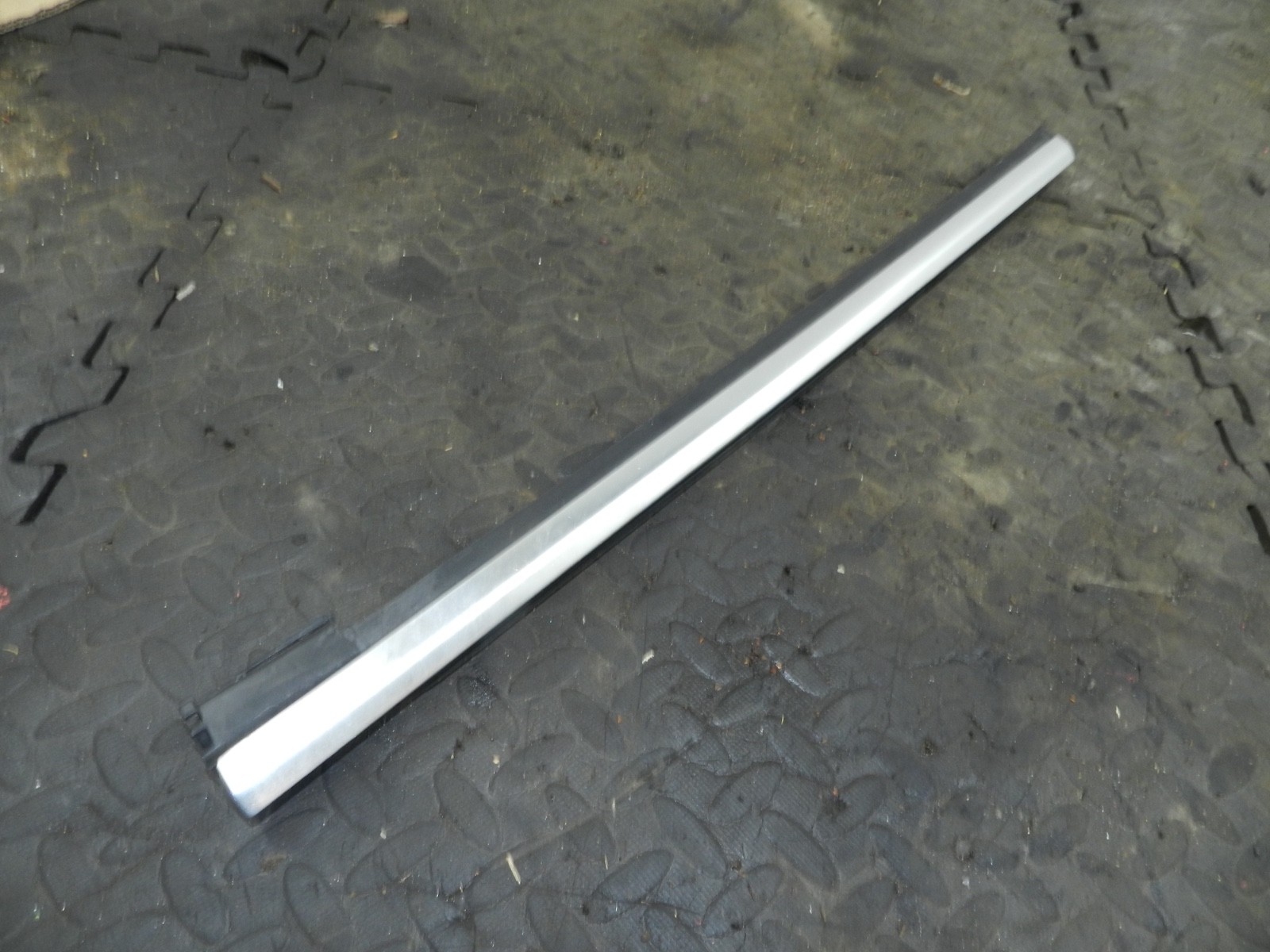 183. 2006 AUDI A4 CONVERTIBLE B7. WINDOW SEAL CHROME TRIM