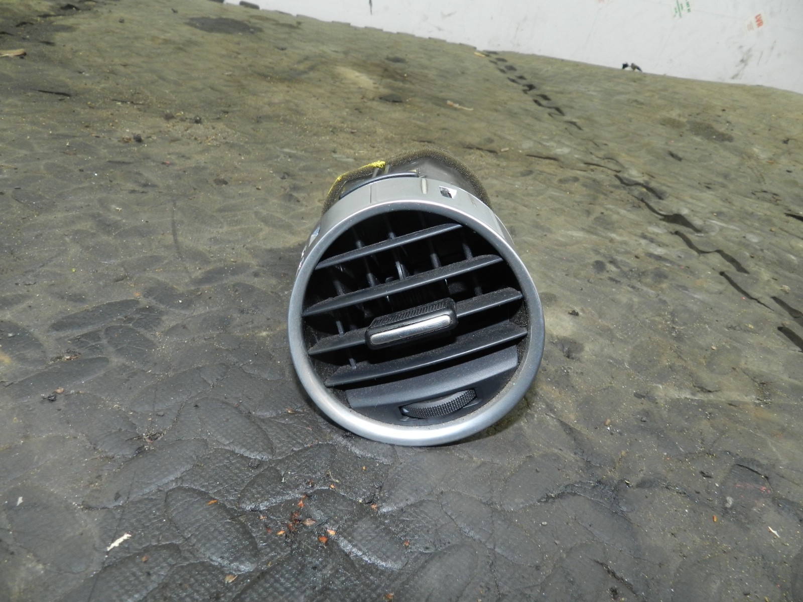 183. 2006 AUDI A4 CONVERTIBLE B7. DRIVER SIDE AIR VENT