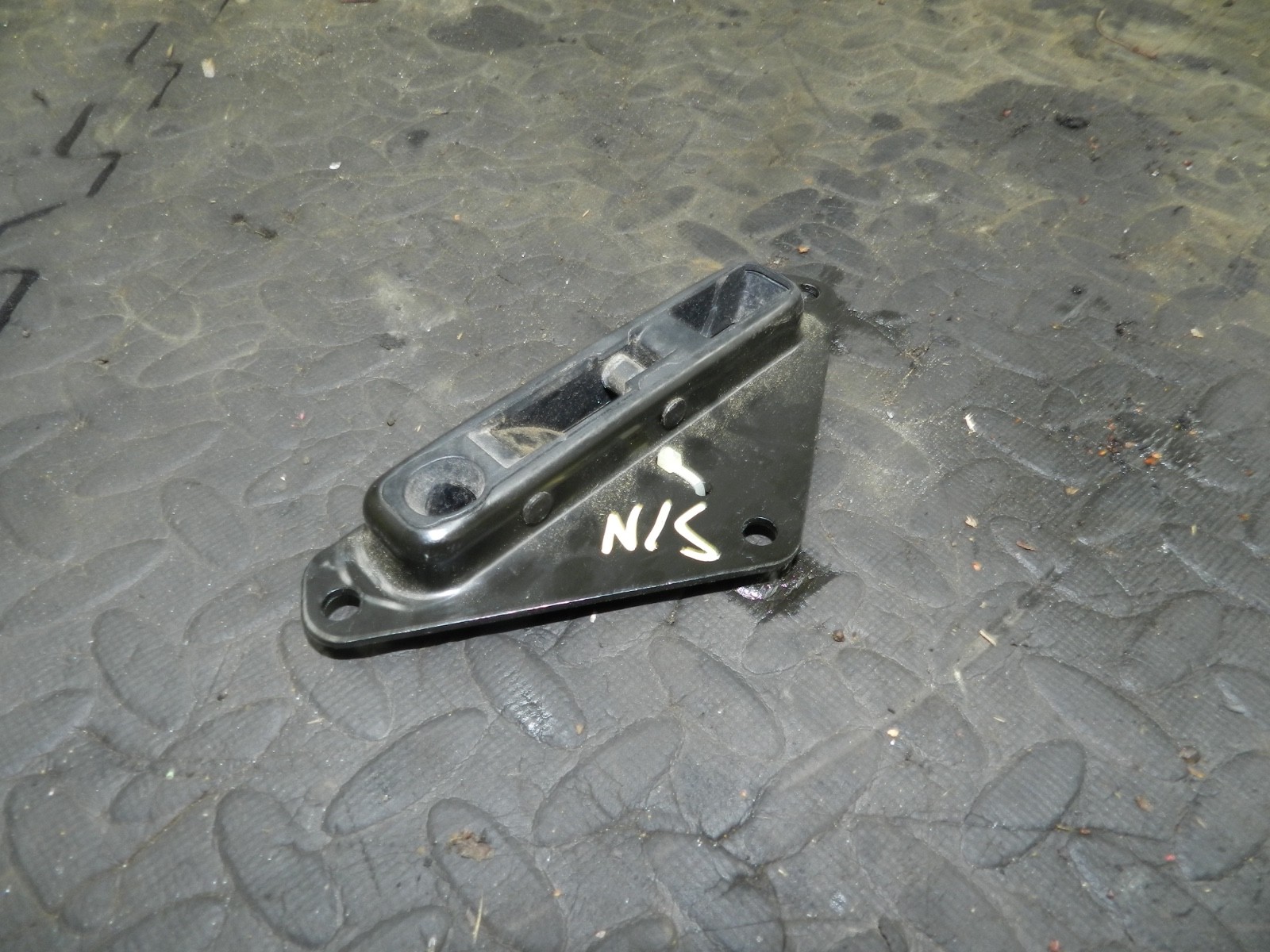 183. 2006 AUDI A4 CONVERTIBLE B7. PASSENGER SIDE ROOF LATCH