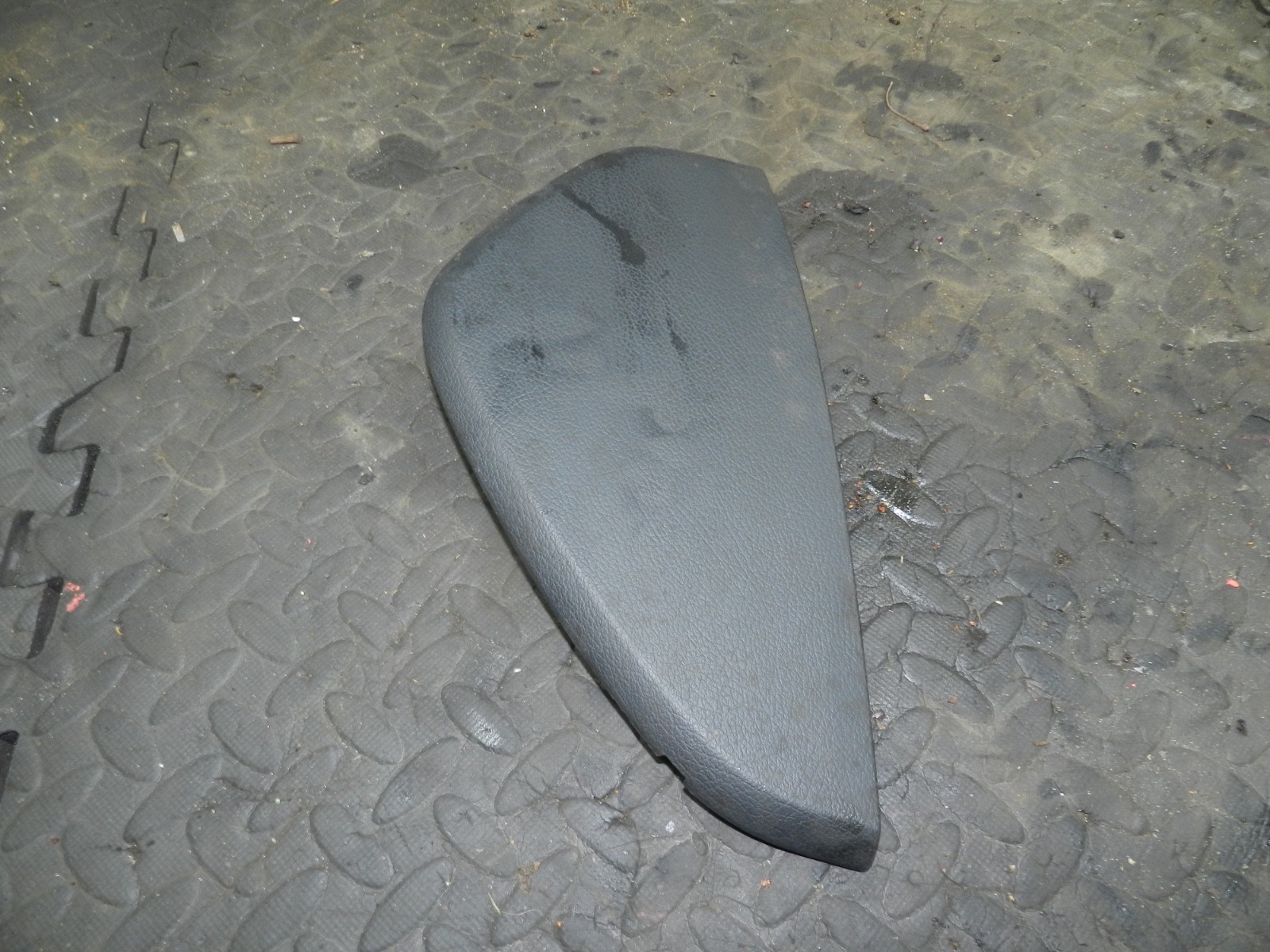 183. 2006 AUDI A4 CONVERTIBLE B7. DRIVER SIDE DASH BOARD END TRIM