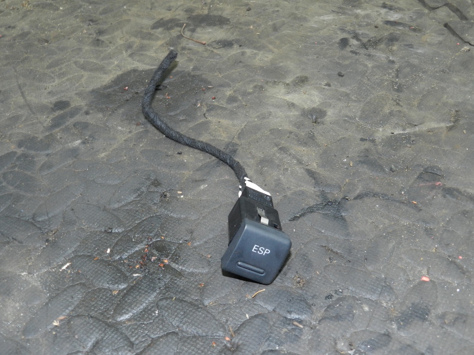 183. 2006 AUDI A4 CONVERTIBLE B7. ESP SWITCH BUTTON
