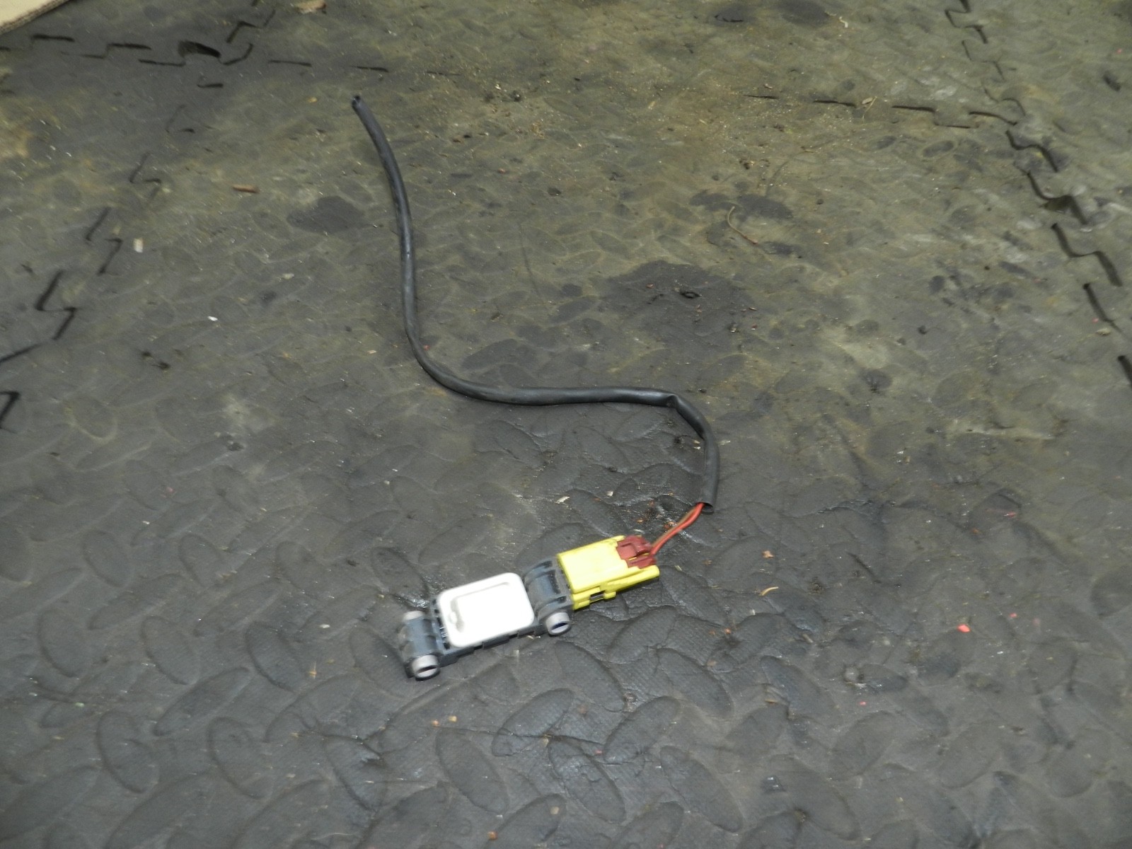 183. 2006 AUDI A4 CONVERTIBLE B7. CRASH SENSOR