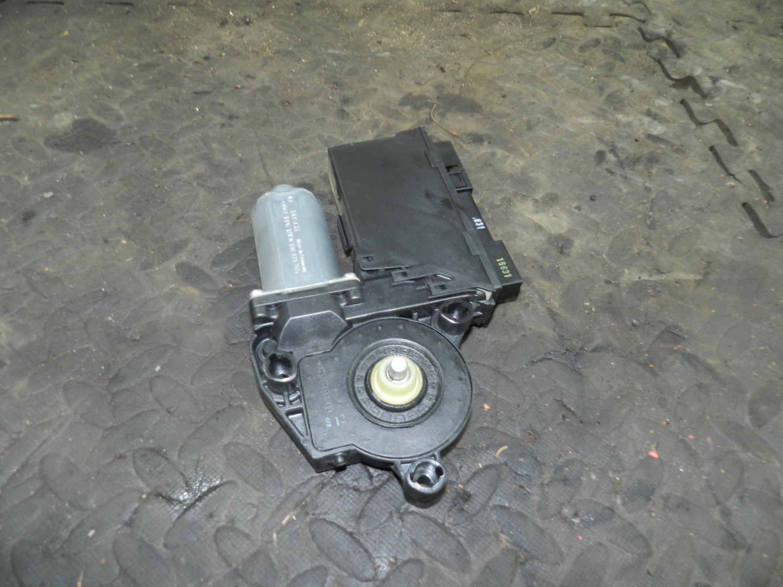 183. 2006 AUDI A4 CONVERTIBLE B7. WINDOW MOTOR 8H2959801D PASSENGER SIDE