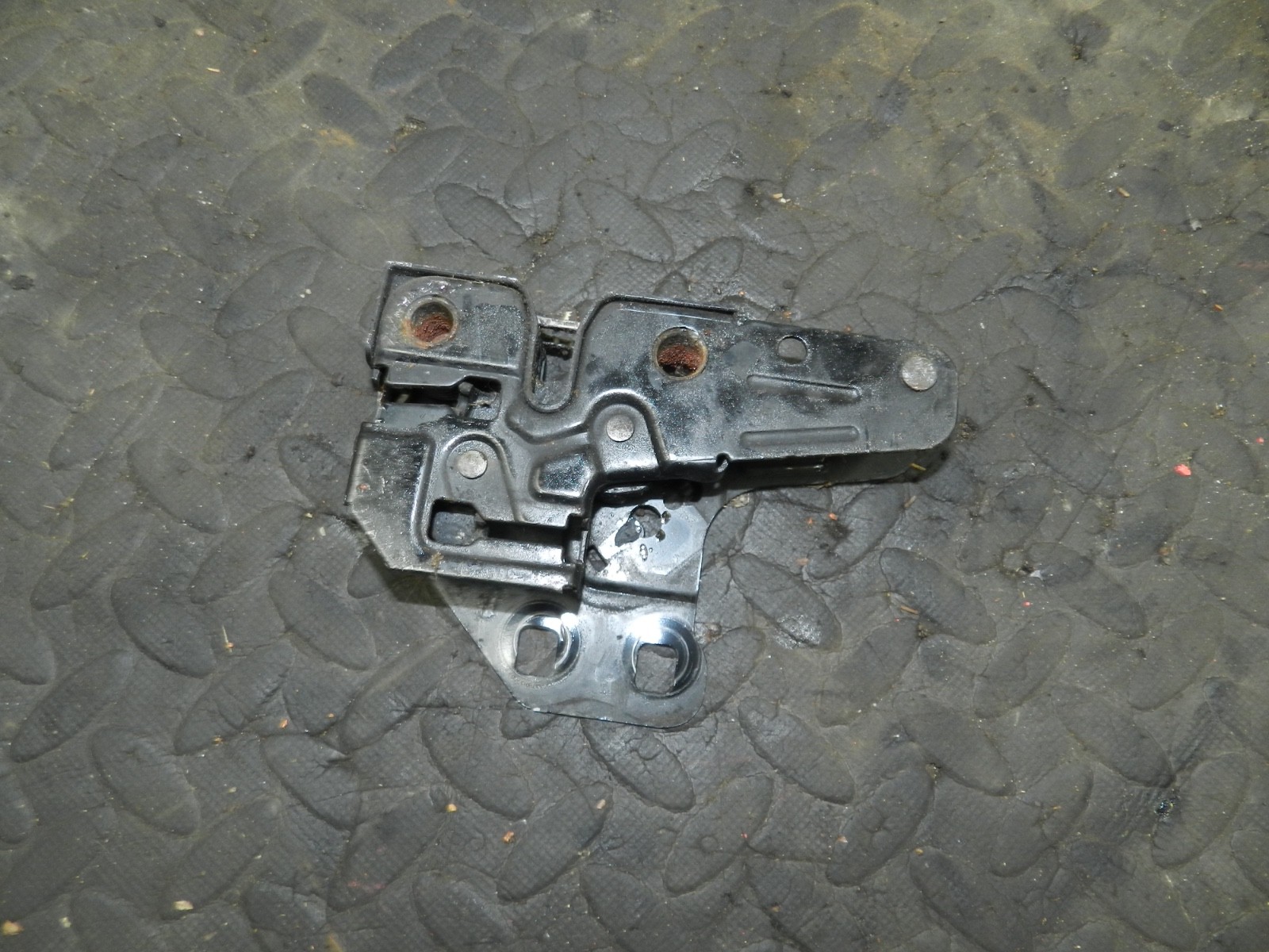 183. 2006 AUDI A4 CONVERTIBLE B7. BONNET LATCH CATCH