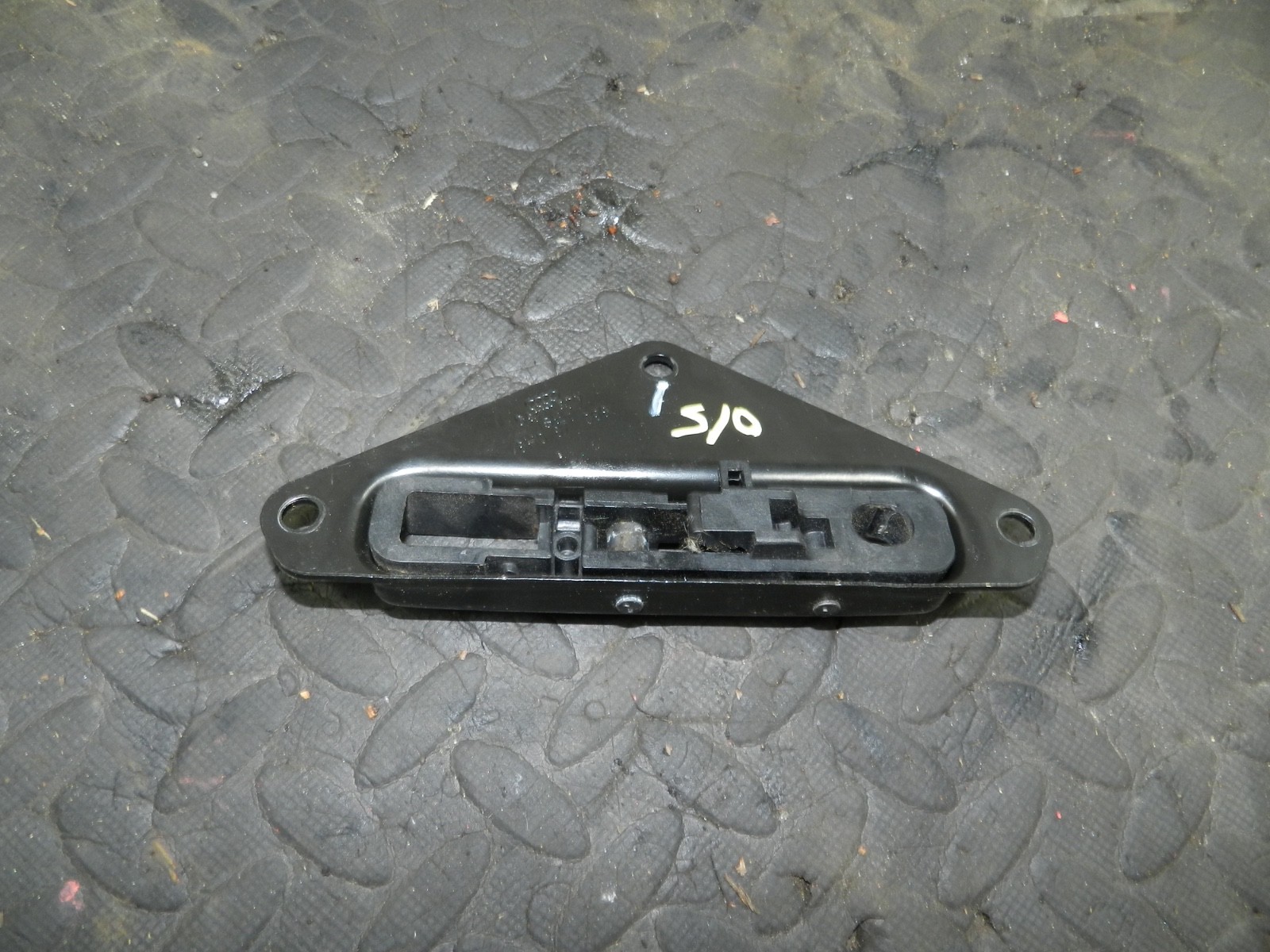 183. 2006 AUDI A4 CONVERTIBLE B7. DRIVER SIDE ROOF LATCH