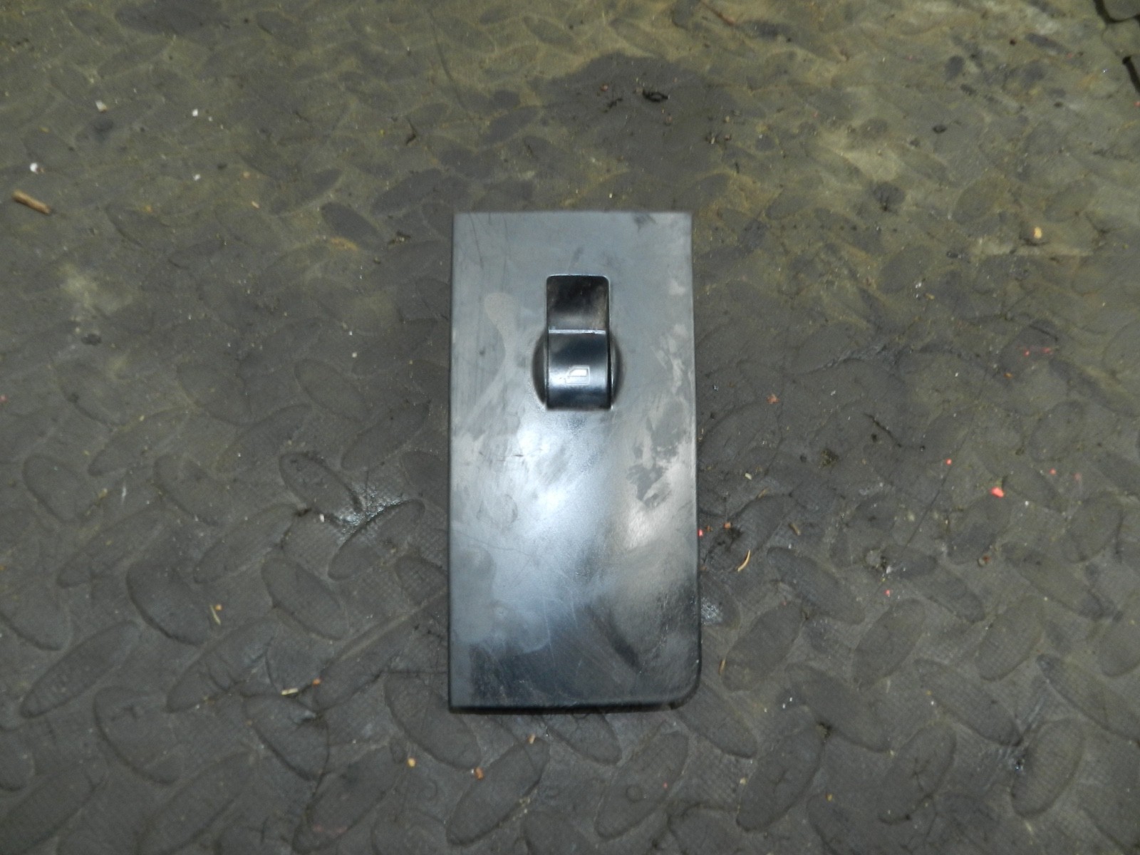 183. 2006 AUDI A4 CONVERTIBLE B7. PASSENGER SIDE FRONT WINDOW SWITCH