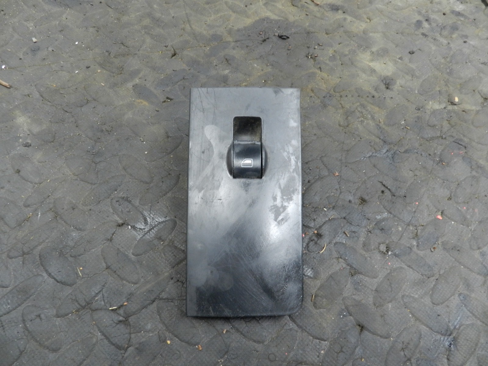 183. 2006 AUDI A4 CONVERTIBLE B7. PASSENGER SIDE FRONT WINDOW SWITCH - Image 2