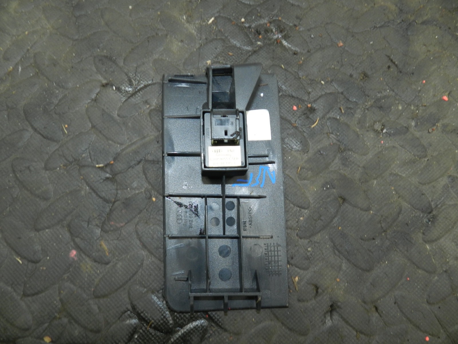 183. 2006 AUDI A4 CONVERTIBLE B7. PASSENGER SIDE FRONT WINDOW SWITCH - Image 4