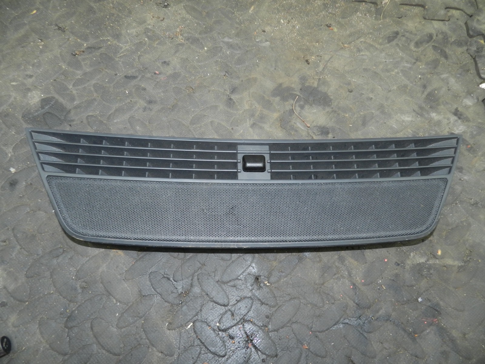 183. 2006 AUDI A4 CONVERTIBLE B7. DASHBOARD VENT SPEAKER COVER
