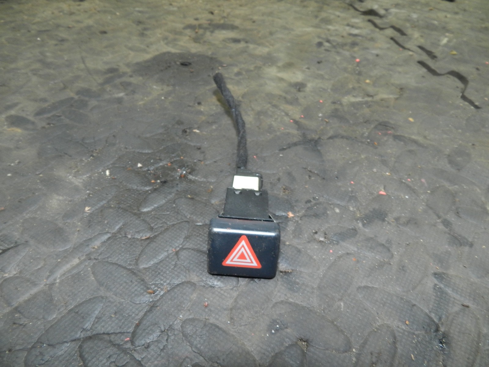 183. 2006 AUDI A4 CONVERTIBLE B7. HAZARD SWITCH