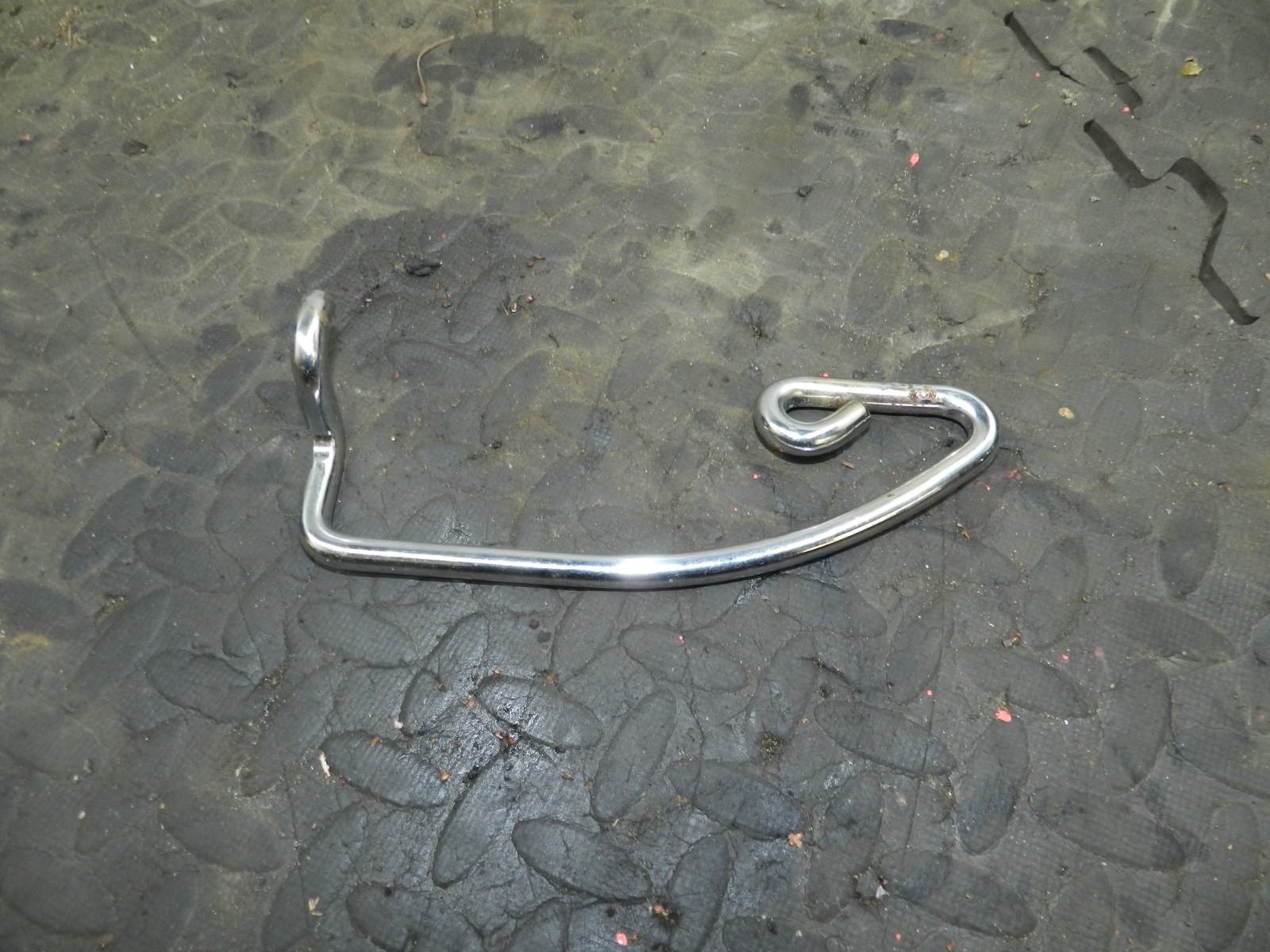 183. 2006 AUDI A4 CONVERTIBLE B7. SEAT BELT ANCHOR RUNNER