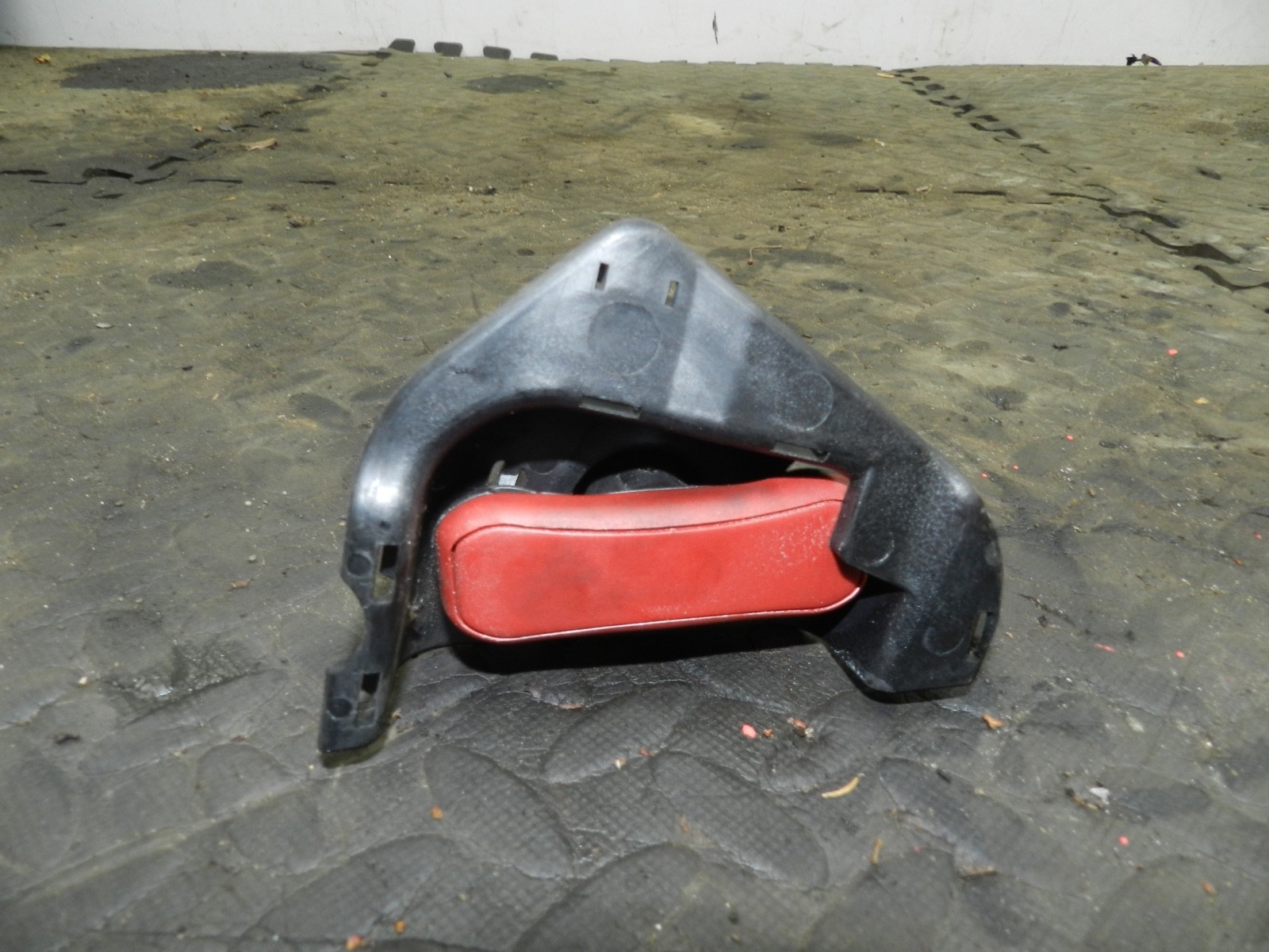 183. 2006 AUDI A4 CONVERTIBLE B7. EMERGENCY ROOF RELEASE HANDLE KEY