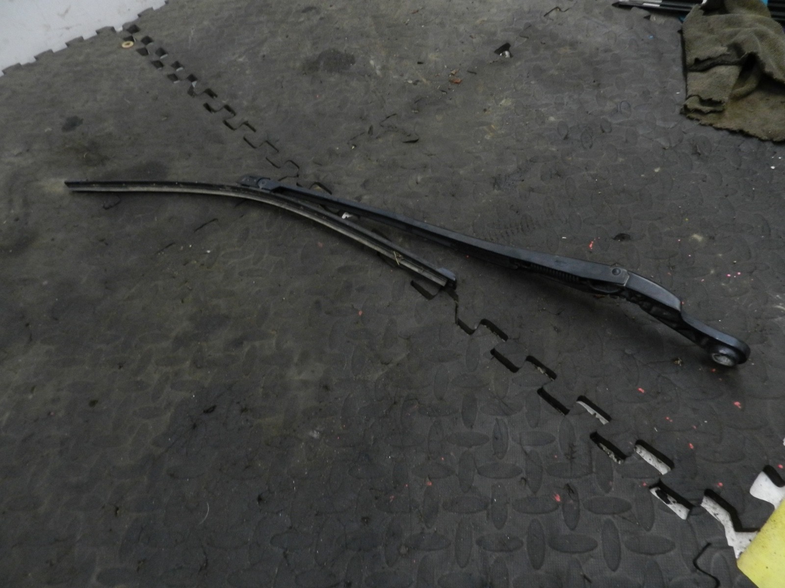 183. 2006 AUDI A4 CONVERTIBLE B7. PASSENGER SIDE WIPER ARM