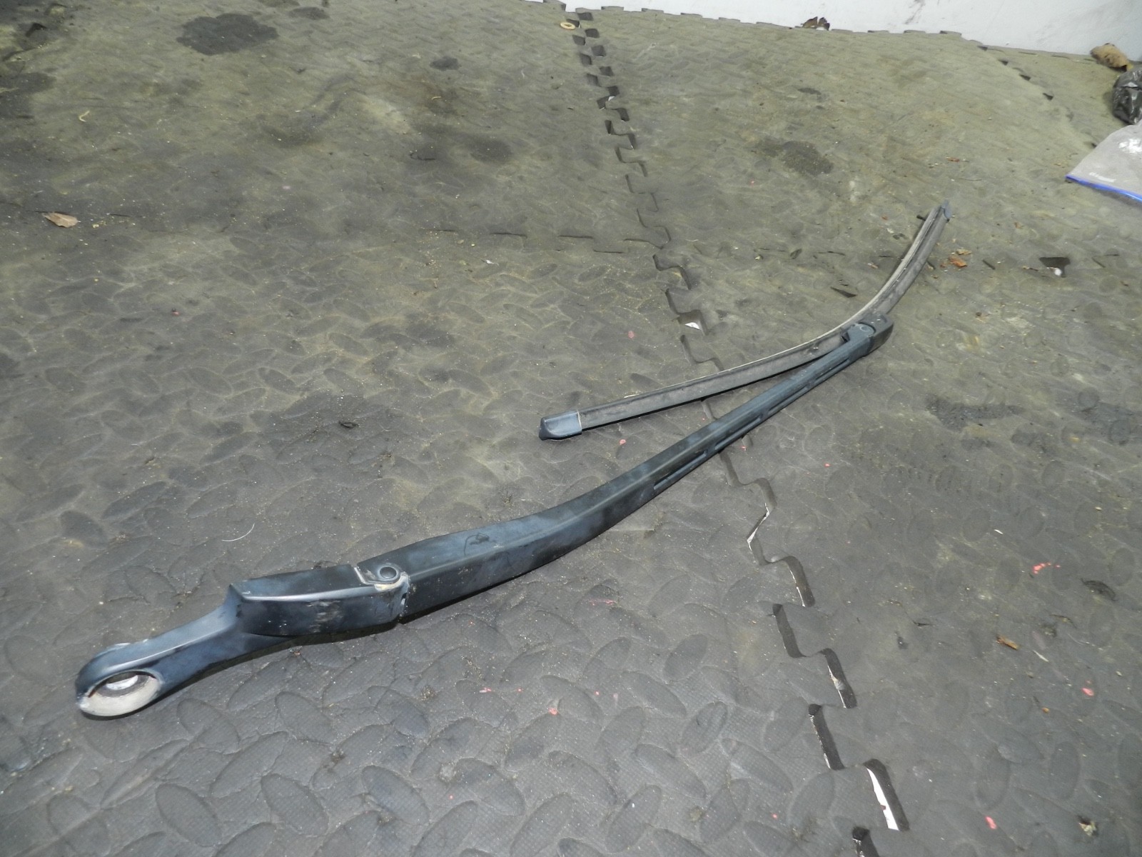 183. 2006 AUDI A4 CONVERTIBLE B7. PASSENGER SIDE WIPER ARM - Image 2